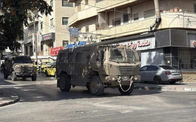 مدرعة لجيش الاحتلال تقتحم أحد الشوارع في الضفة | الأناضول