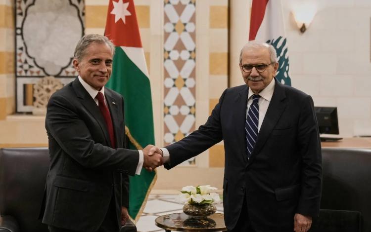 جعفر حسان ونظيره اللبناني نواف سلام بعد توقيع مذكرة التفاهم الأردنية اللبنانية للتعاون في مجال الكهرباء والغاز والطاقة المتجددة، بيروت 15/1/2025 | أسوشيتيد برس