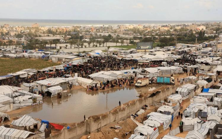 خيام نازحين في خانيونس جنوب قطاع غزة تحيط بها مياه الأمطار  14/1/2026 | رويترز