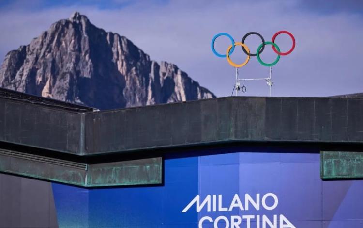 الحلقات الأولمبية التي نصبت أمام الجبال المحيطة بملعب كورتينا الأولمبي شمال إيطاليا 26/1/2026 | Getty Images