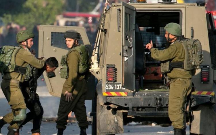 جنود الاحتلال يعتقلون فلسطينيا في وقت سابق بالضفة الغربية