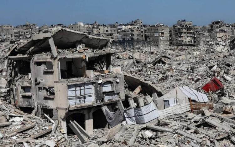 خيام تؤوي عائلات فلسطينية نازحة بين دمار حرب الإبادة التي ارتكبها جيش الاحتلال الإسرائيلي في حي الشيخ رضوان بمدينة غزة | وكالة الأنباء الفرنسية