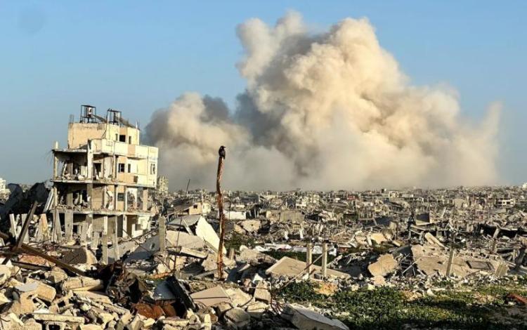 دخان يتصاعد عقب غارة للاحتلال الإسرائيلي في خانيونس 10/2/2026 | رويترز