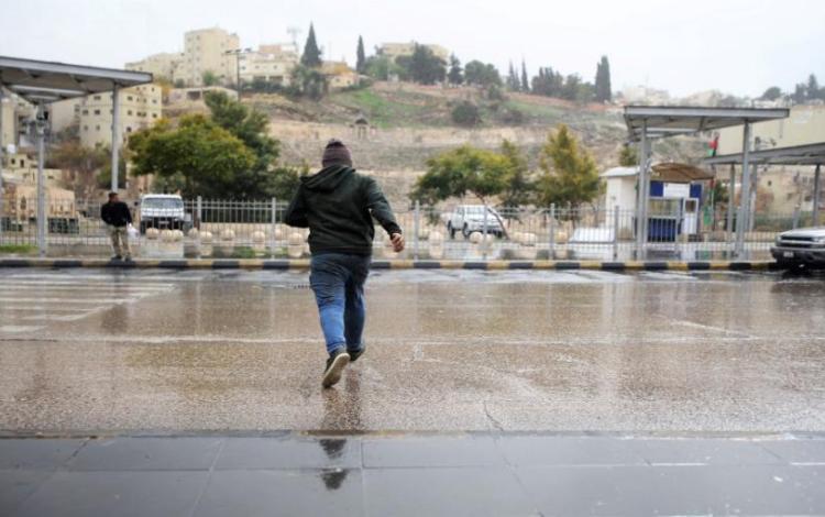شخص يجري تحت المطر | المملكة