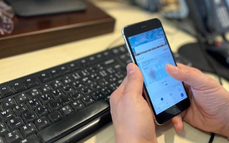 شخص يستخدم تطبيق سند | حسنى