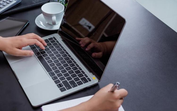 شخص يستخدم حاسوبا محمولا | تعبيرية freepik