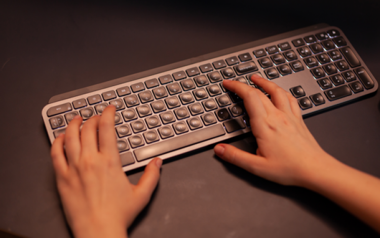 شخص يستخدم لوحة المفاتيح | تعبيرية freepik