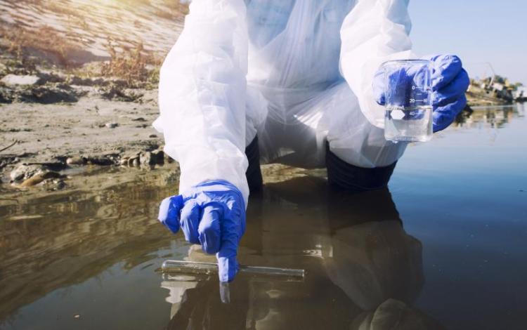 شخص يقوم بأخذ عينة من المياه لفحصها | تعبيرية Freepik