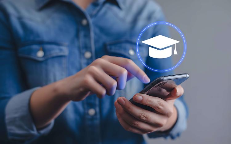 صورة مولدة بالذكاء الاصطناعي لشخص يحمل بيده هاتفا محمولا | freepik