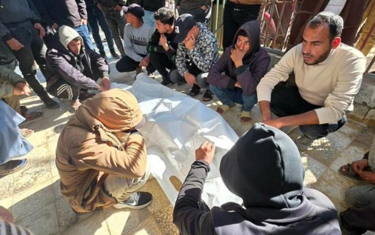 فلسطينيون يودعون شهيدهم في مستشفى ناصر بخانيونس جنوبي قطاع غزة 25/2/2026 | قدس نت