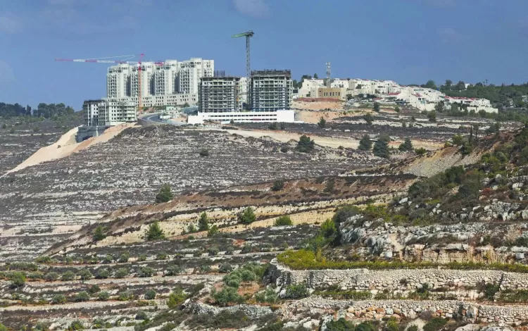 مبان حديثة البناء في مستوطنة غيفعات زئيف الإسرائيلية قرب مدينة رام الله الفلسطينية بالضفة الغربية | وكالة الأنباء الفرنسية