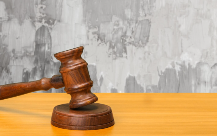 مطرقة خشبية | تعبيرية Freepik