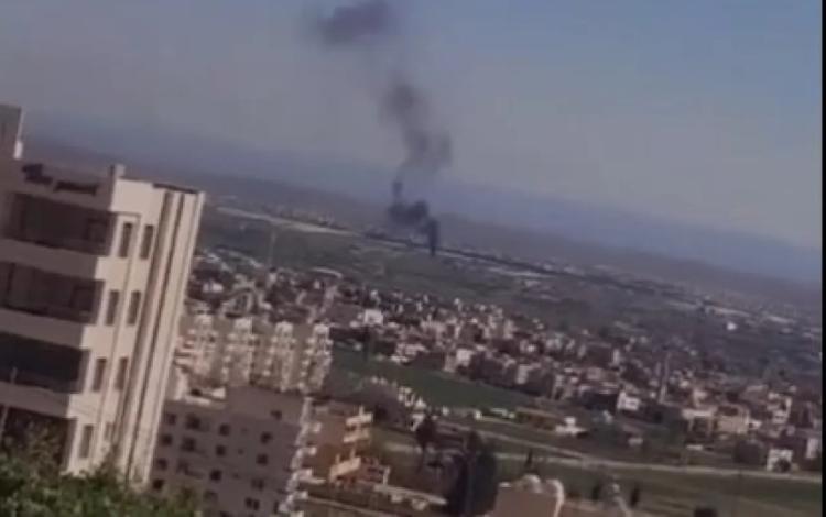 تصاعد أعمدة الدخان من موقع سقوط شظايا صاروخ إيراني في إربد 28/2/2026 | مواقع التواصل