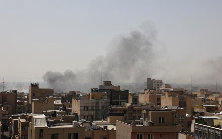 دخان يتصاعد في طهران  بعد غارات إسرائيلية و أمريكية على إيران 28/2/2026 | رويترز