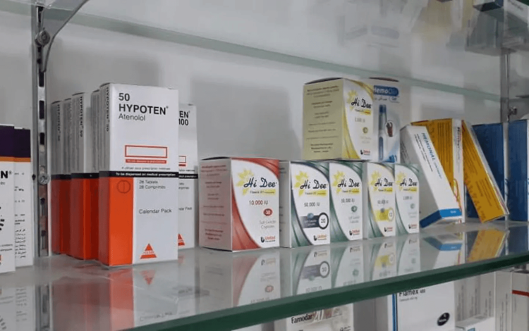 أدوية في إحدى الصيدليات