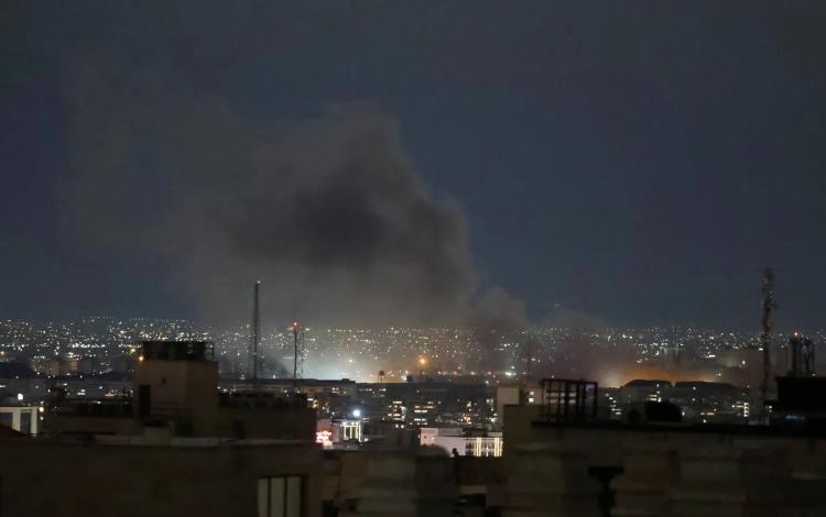 تصاعد سحابة دخان من موقع غارة جوية في طهران | وكالة الأنباء الفرنسية