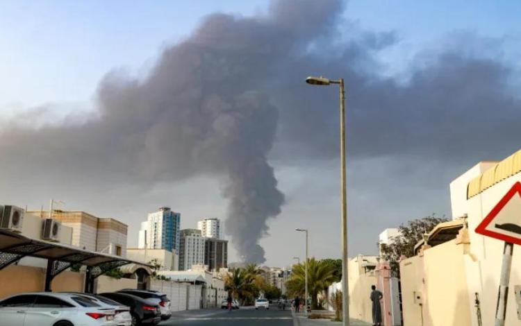 تصاعد عمود كثيف من الدخان عقب انفجار سابق في المنطقة الصناعية بالفجيرة 3/3/2026 | وكالة الأنباء الفرنسية