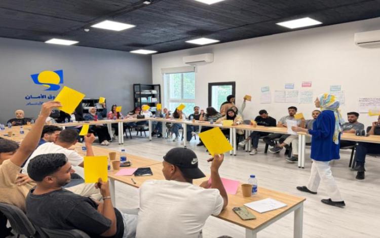 جانب من إحدى ورشات برنامج تعزيز الكفايات التي يعقدها صندوق الأمان لمستقبل الأيتام لتعزيز كفاءات الشباب