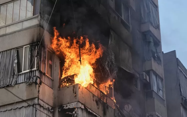 دخان ولهب يتصاعدان من مبنى سكني عقب غارة جوية إسرائيلية في وسط بيروت | أسوشييتد برس