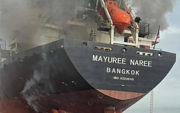 دخان يتصاعد من ناقلة بضائع تايلندية بالقرب من مضيق هرمز بعد هجوم عليها في 11/3/2026 | وكالة الأنباء الفرنسية