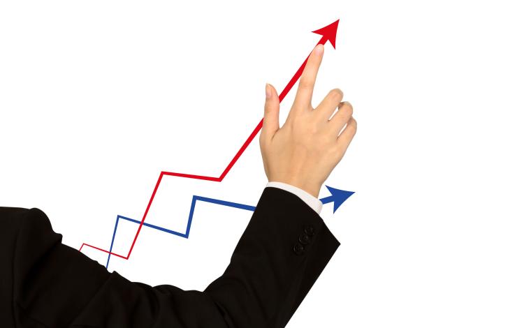رجل يشير إلى سهم صاعد في رسم بياني | تعبيرية freepik
