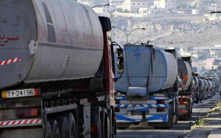 شاحنات محملة بالنفط  العراقي تصطف في طابور بانتظار تفريغ حمولتها في مصفاة البترول بمدينة الزرقاء | رويترز