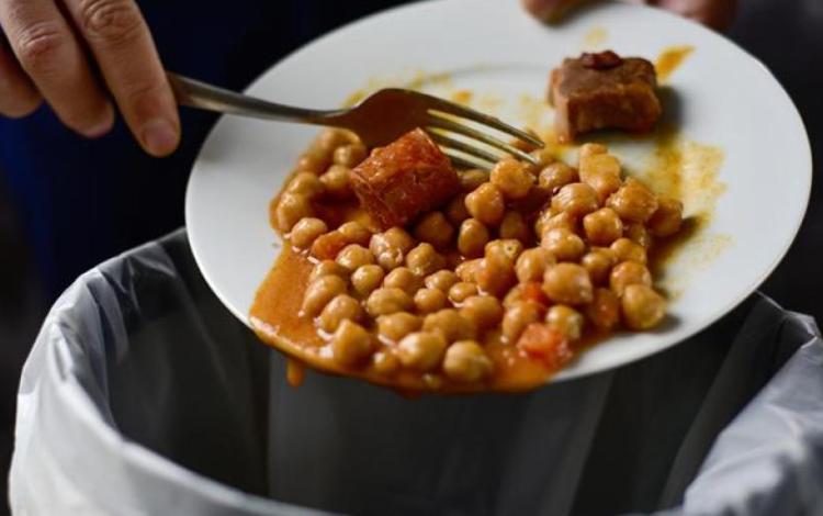 شخص يلقي الطعام في النفايات | تعبيرية