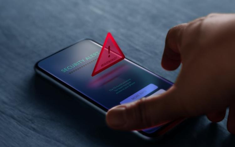 شخص يمسك هاتفا محمولا عليه تنبيه | تعبيرية freepik