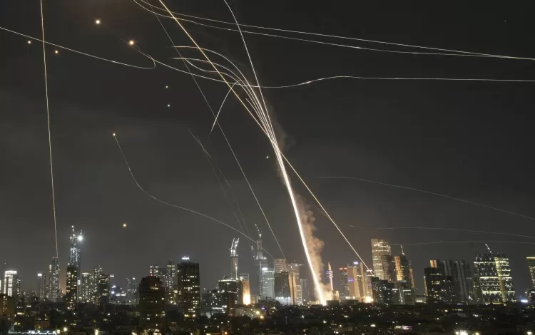 صواريخ اعتراضية إسرائيلية تطارد صواريخ إيرانية في سماء تل أبيب | أسوشييتد برس