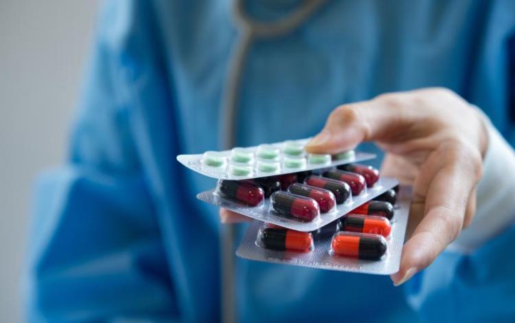 صورة تعبيرية لطبيب يحمل أدوية | Freepik