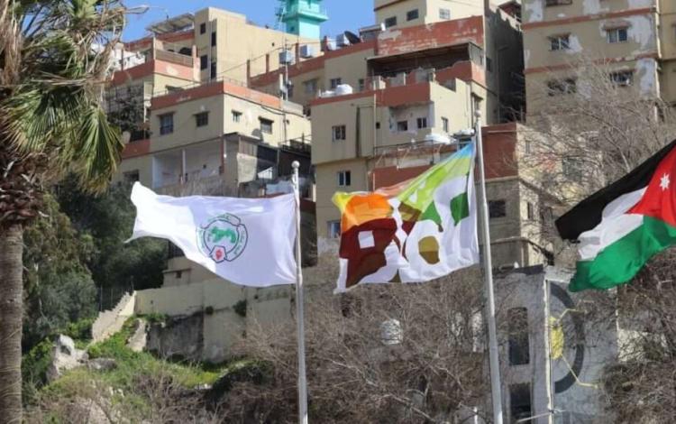 علم أمانة عمان بجانب علم الأردن