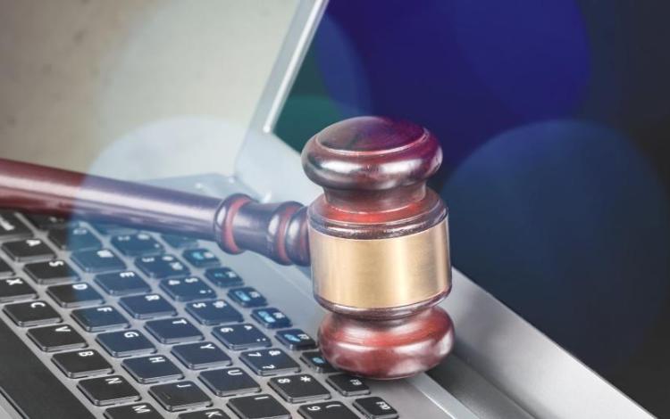 مطرقة على لوحة مفاتيح حاسوب محمول | freepik