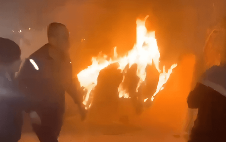 نيران مشتعلة في مكان سقوط جسم متفجر بشارع الثلاثين في لواء الرصيفة محافظة الزرقاء 12/3/2026 | مواقع التواصل