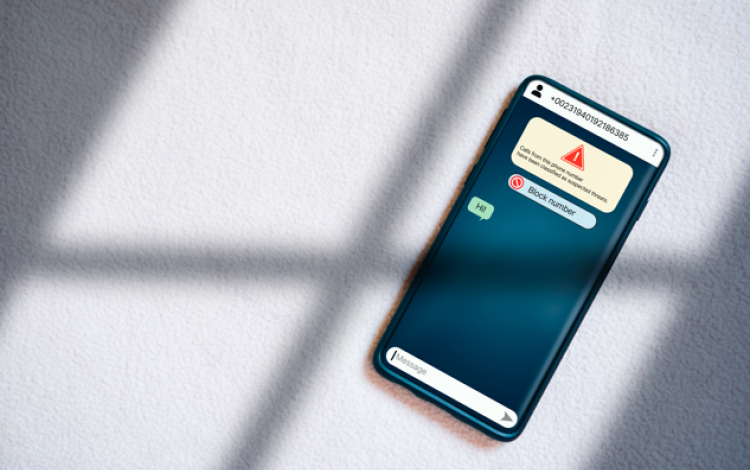 صورة مولدة بالذكاء الاصطناعي لهاتف محمول تظهر على شاشته رسائل تنبيه وهمية | تعبيرية freepik