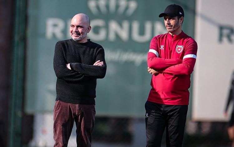 الأمير علي خلال حضوره تدريبات المنتخب الأردني بجانب جمال السلامي