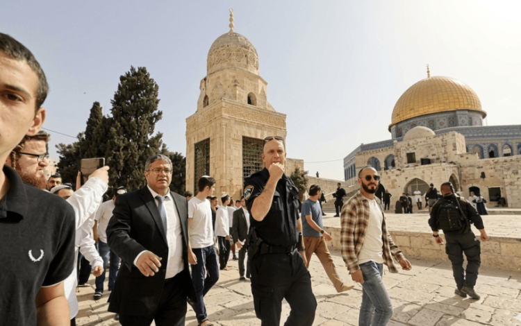 الوزير المتطرف بن غفير خلال اقتحام سابق للمسجد الأقصى المبارك