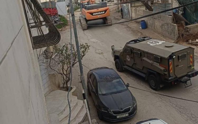 تجريف أرض واقتلاع أشجار في منطقة جبل برغوث بالقرب من ديوان أبو سنينة في مدينة الخليل 7/4/2026 | فلسطين بوست