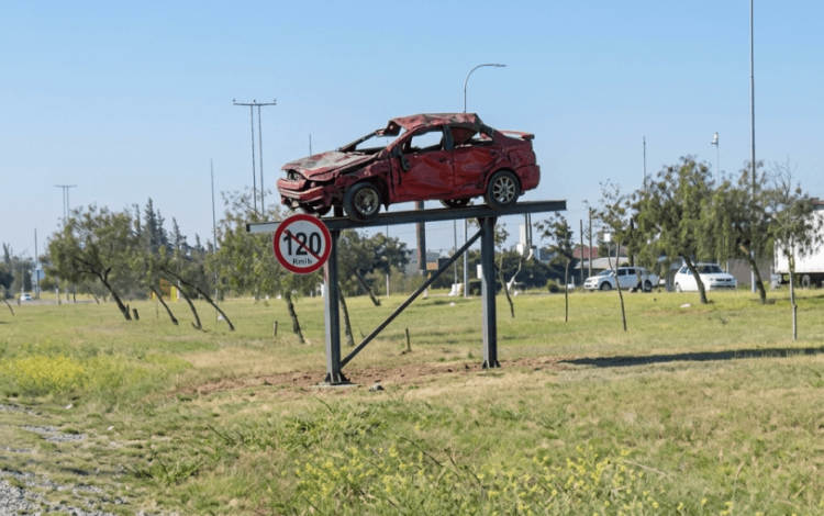 سيارة تعرضت لحادث مروري معروضة على طريق المطار في العاصمة عمان
