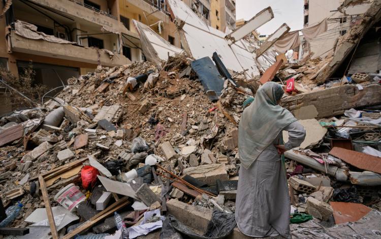 سيدة تقف أمام مبنى مدمر في الضاحية الجنوبية لبيروت | أسوشييتد برس