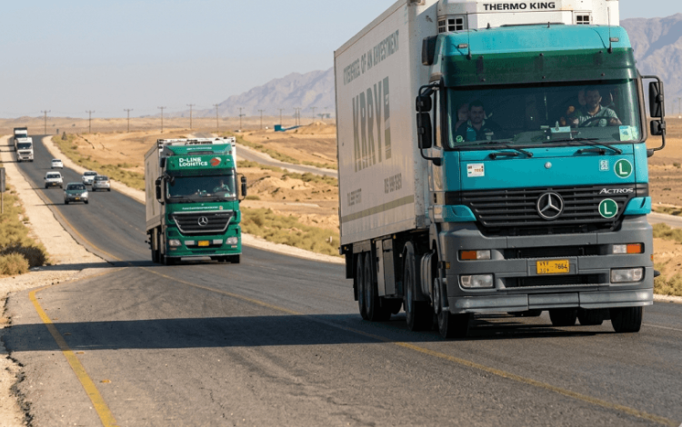 شاحنات مبردة تسير على الطريق الصحراوي
