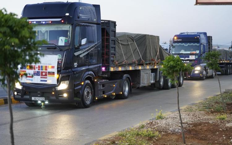 شاحنة تضع على مقدمتها أعلام الدول المشاركة بقافلة مساعدات إنسانية دولية مشتركة متجهة من الأردن إلى لبنان 23/4/2026 | الهيئة الخيرية الهاشمية