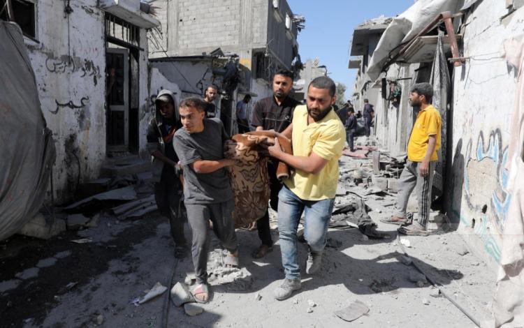 شبان يحملون جثمان شهيد في غزة | أرشيفية