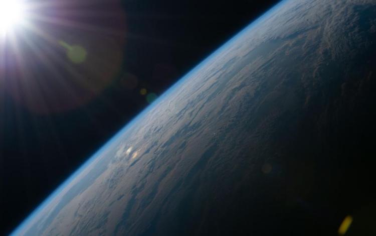 صورة من محطة الفضاء الدولية تظهر جزء الأرض وسطوع الشمس 21/4/2026 | ناسا