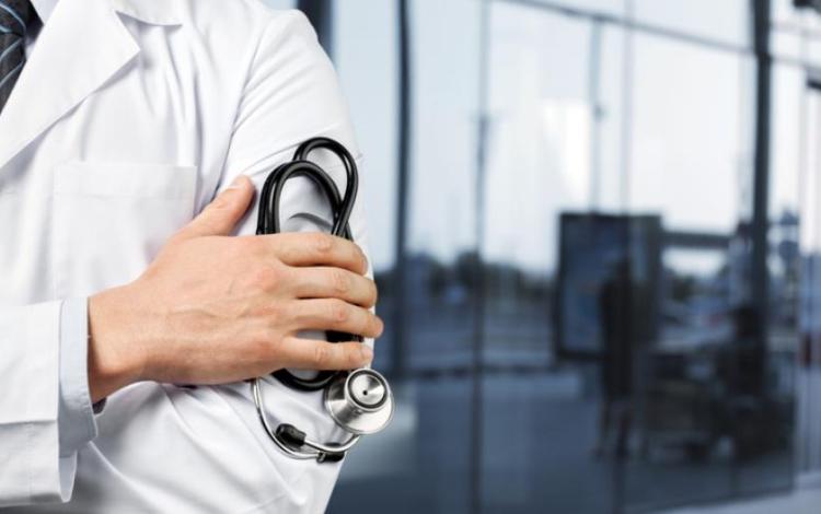 طبيب يحمل سماعة طبية | تعبيرية