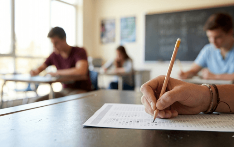 طلبة في قاعة امتحانات مولدة عبر الذكاء الاصطناعي | تعبيرية