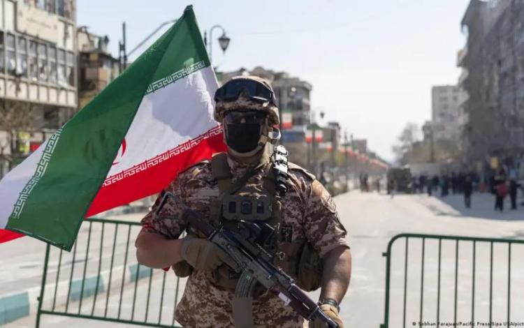 عنصر من الحرس الثوري الإيراني في أحد شوارع العاصمة طهران