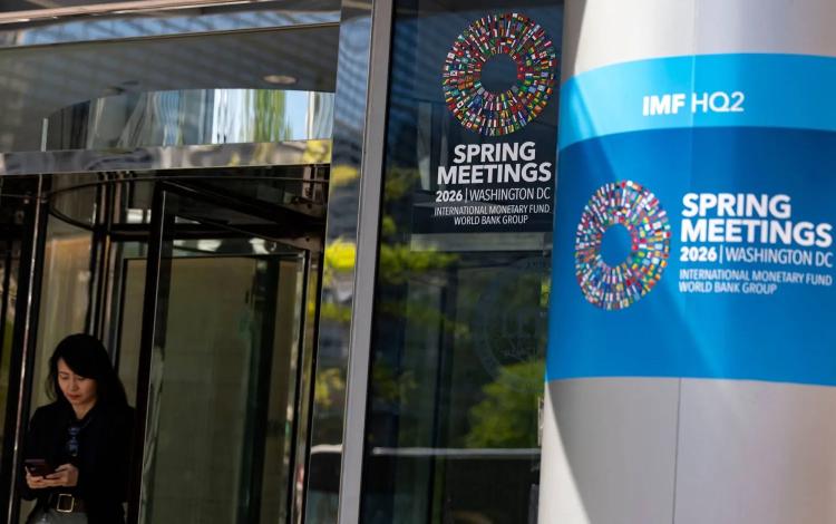 لافتات اجتماعات الربيع لصندوق النقد الدولي لعام 2026 خارج مقر الصندوق في واشنطن | وكالة الأنباء الفرنسية