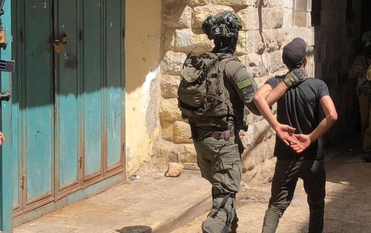 لحظة اعتقال شاب والتنكيل به خلال اقتحام البلدة القديمة بنابلس 27/4/2026 | فلسطين بوست