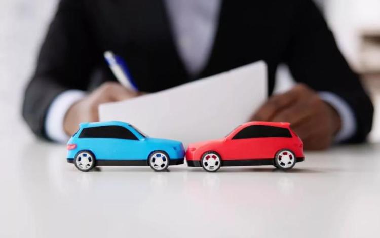 لعبتان على شكل سيارة | تعبيرية