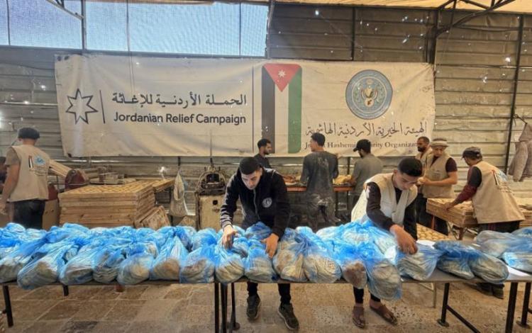 مخبز الحملة الأردنية يوزع الخبز الطازج على النازحين في مواصي خانيونس